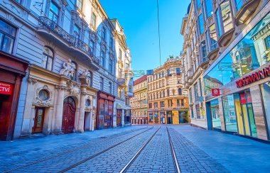 BRNO, CZECH REPUBLIC - 10 Mart 2022 'de Çek Cumhuriyeti' nin Brno kentindeki tarihi binalarda yer alan mağazalar, dükkanlar ve butiklerle merkezi alışveriş merkezi Masarykova caddesi