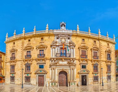 İspanya 'nın Granada kentindeki Plaza Nueva Meydanı' nda bulunan kalıplarla, oyulmuş taş giriş kapısı ve saat kulesiyle süslenmiş Yüksek Adalet Divanı binasının ön cephesi.