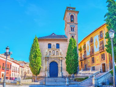 Ortaçağ San Gil ve Santa Ana kiliseleri oyulmuş taş heykeller, kabartma desenleri ve çan kulesi, Granada, İspanya 'da sürtünme Mudejar ile süslenmiştir.