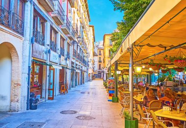 GrandANADA, İspanya - 25 Eylül 2019: Tarihi Bib-Rambla Meydanı 'nda yürüyüş, manzaralı köşkler ve sayısız açık kafe ile 25 Eylül' de Granada 'da