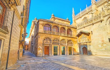 İspanya 'nın Granada kentindeki Plaza de la Lonja' da (Calle Oficios) bulunan Capilla Real 'in (Kraliyet Şapeli) Gotik oyma kumtaşı binası.