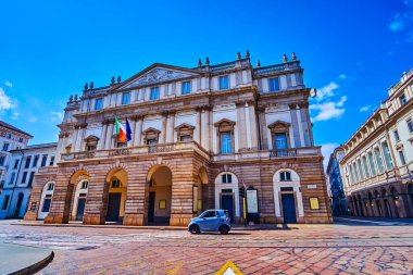 MILAN, ITALY - 11 Nisan 2022: 8 Nisan 'da İtalya' nın Milano kentinde bulunan La Scala Opera Binası Cephesi
