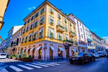 MILAN, ITALY - 11 Nisan 2022 Via Monte Napoleone, lüks butikleri olan lüks bir alışveriş caddesi, 8 Nisan 'da İtalya' nın Milano kentinde