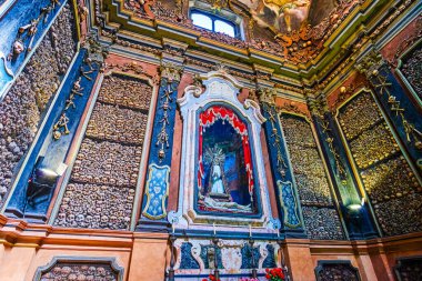MILAN, ITALY - 11 Nisan 2022: Ossuary of San Bernardino alle Ossa Kilisesi, 8 Nisan 'da İtalya' nın Milano kentinde