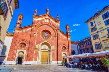 Chiesa di Santa Maria del Carmine ve açık hava restoranlarının şemsiyeleri, Milan, İtalya