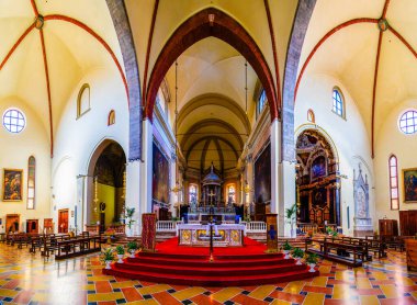 MILAN, ITALY - 11 Nisan 2022: 8 Nisan 'da İtalya' nın Milano kentinde, Altar ve şapellerle birlikte Santa Maria del Carmine Kilisesi 'nin İçişleri