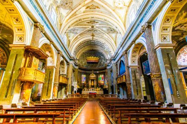 MILAN, ITALY - 11 Nisan 2022: Santo Stefano Maggiore Bazilikasının iç mekanı, 8 Nisan 'da İtalya' nın Milano kentinde