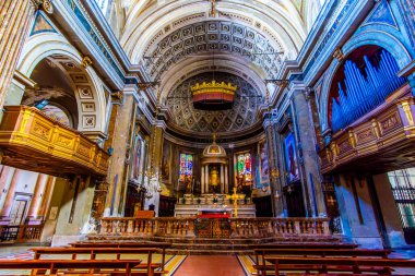 MILAN, ITALY - 11 Nisan 2022: 8 Nisan 'da İtalya' nın Milano kentinde Santo Stefano Maggiore Kilisesi 'nin yüksek sunağı