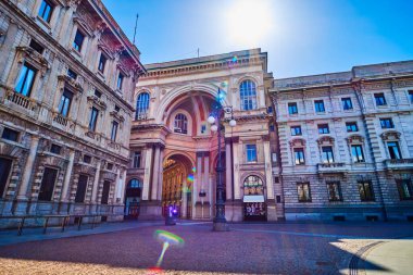 MILAN, ITALY - 11 Nisan 2022: Zafer Kemeri, 5 Nisan 'da İtalya' nın Milano kentinde bulunan Piazza della Scala 'daki Galleria Vittorio Emanuele II' nin girişi