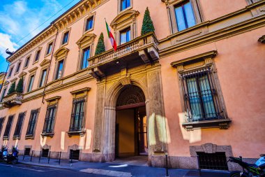 MILAN, İTALYA - 11 Nisan 2022: 8 Nisan 'da İtalya' nın Milano kentinde, Brera bölgesindeki Palazzo Orsini 'nin cephesi