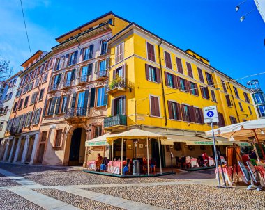 MILAN, İTALYA - 11 Nisan 2022: Brera 'nın kalbinde açık hava oturma yerleri olan restoranlar, 8 Nisan' da Milano, İtalya,