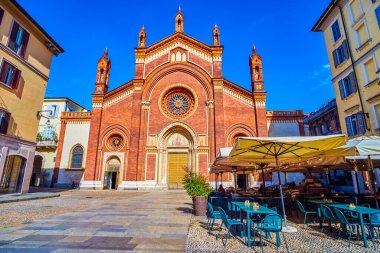 Chiesa di Santa Maria del Carmine ve açık hava restoranlarının şemsiyeleri, Milan, İtalya