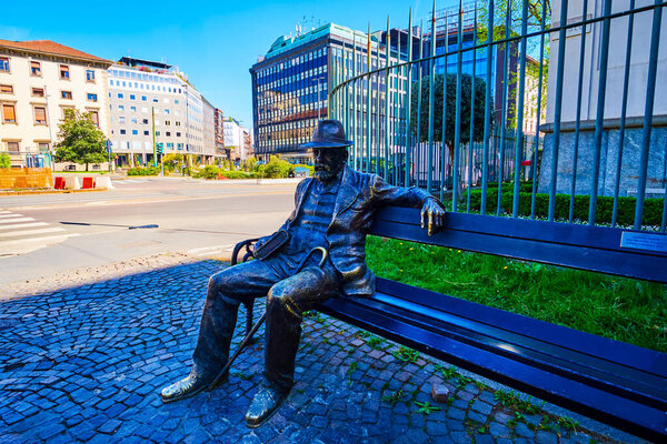 МИЛАН, ИТАЛИЯ - 11 апреля 2022 года: Памятник болгарскому писателю Пенчо Славейкову в церкви Сан-Бернардино алле Осса, 11 апреля в Милане, Италия