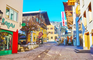Zell See, Avusturya - 28 Şubat 2019: Güzel şehir evleri, rahat restoranlar, oteller ve hediyelik eşya ve spor mağazalarının çeşitliliği ile eski şehir caddesi, 28 Şubat'ta Zell See'de.