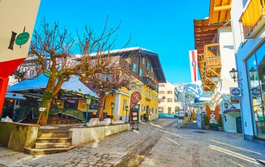 Zell Am See, Avusturya - 28 Şubat 2019: Eski sokak renkli yapılardır, kafe, Restoran, spor mağazaları ve Hediyelik eşya mağazaları, Zell Am See 28 Şubat ile popüler dağ tatil beldesinin.