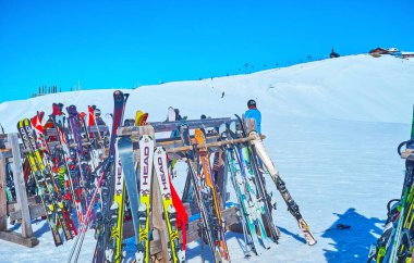 Zell See, Avusturya - 28 Şubat 2019: Schmitten dağ yamacının önünde sporcularla birlikte kayak duruyor, yokuş aşağı gidiyor, 28 Şubat'ta Zell See'de.
