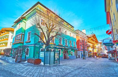 Zell See, Avusturya - 28 Şubat 2019: 28 Şubat'ta Zell See'de rahat kafeler, doğal yapılar, hediyelik eşya mağazaları ve sanat galerileri ile eski şehrin sokaklarında günün keyfini çıkarın