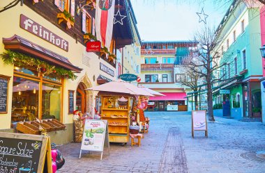 Zell See, Avusturya - 28 Şubat 2019: Turistler eski şehirde boş zamanlarını geçiriyor, alışverişe gidiyor, yerel kafeleri, barları ziyaret ediyor ve mimari simgeleri izliyor, 28 Şubat'ta Zell See'de