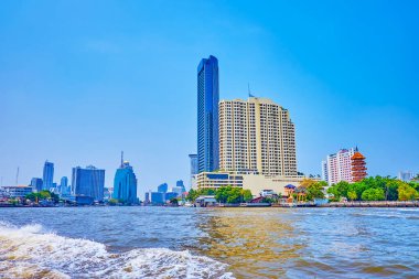 Bangkok, Tayland 'daki Chao Phraya Nehri kıyısındaki en cazip binalardan biri Banyan Tree Riverside Konutları' dır.
