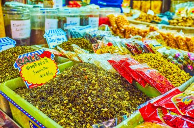 Çin Mahallesi, Bangkok, Tayland 'daki Sampheng pazarındaki çay dükkanının vitrinindeki çay yaprakları yığını.