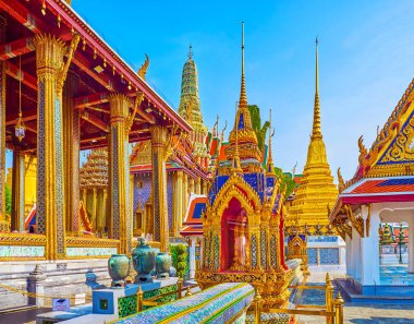 BANGKOK, THAILAND - 12 Mayıs 2019: 12 Mayıs 'ta Tayland' ın Bangkok kentindeki Zümrüt Buddha Tapınağı 'ndaki Ubosot türbesindeki Altın Çadırlar (sala rai)