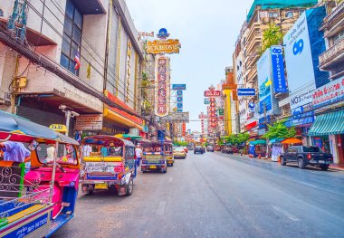 BANGKOK, THAILAND - 12 Mayıs 2019: Yaowarat yolu Çin Mahallesi 'nin merkez caddesi, kalabalık Sampheng Pazarı ile komşudur, 12 Mayıs' ta Bangkok, Tayland