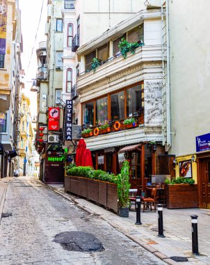 İSTANBUL, TURKEY - 13 HAZİRAN 2015: İstanbul 'da 13 Ocak' ta Istiklal Caddesi 'nin bitişiğindeki sokakta rahat restoranlar