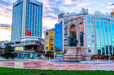 İSTANBUL, TURKEY - 13 Ocak 2015: Cumhuriyet Anıtı ile Taksim Meydanı, 13 Ocak 'ta İstanbul' da