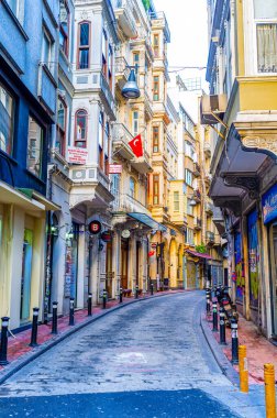 İSTANBUL, TURKEY - 13 Ocak 2015: Beyoğlu ilçesinde kapalı dükkanları olan dar sokak, 13 Ocak 'ta İstanbul' da