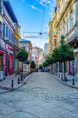 İSTANBUL, TURKEY - 13 Ocak 2015: 13 Ocak 2015 'te Beyoğlu' nda sabah erken saatlerde kapalı dükkanlarla İstanbul 'da