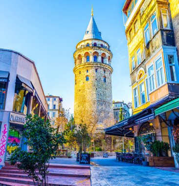 İSTANBUL, TURKEY - 13 Ocak 2015: Galata Mahallesi 'ndeki Galata Kulesi, 13 Ocak' ta İstanbul 'da çok sayıda açık kafe ve barla çevrili.