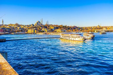 İstanbul 'un Fatih ilçesinde Süleyman Camii ve Haliç Körfezi manzarası