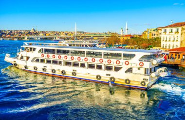 İstanbul 'daki Galata Köprüsü' nün yanındaki Karaköy iskelesindeki yolcu feribotları