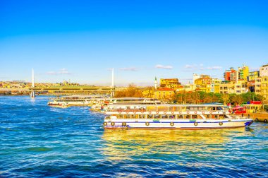 İstanbul 'daki Galata Köprüsü' nün yanındaki Karaköy iskelesindeki yolcu feribotları