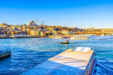 İstanbul, Türkiye 'deki Haliç Camii' nden geçen yolcu feribotları, Haliç Koyu boyunca yol alıyor..