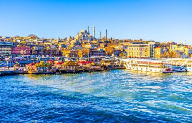 Eminonu Rıhtımı ve renkli tekne restoranlarıyla Fatih ilçesi, İstanbul, Türkiye 'de popüler bir aşçılık merkezidir..