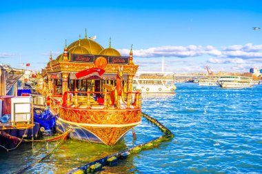 Eminonu Rıhtımı ve renkli tekne restoranlarıyla Fatih ilçesi, İstanbul, Türkiye 'de popüler bir aşçılık merkezidir..