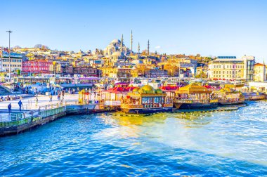 Eminonu Rıhtımı ve renkli tekne restoranlarıyla Fatih ilçesi, İstanbul, Türkiye 'de popüler bir aşçılık merkezidir..