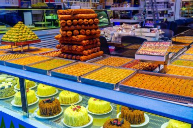 İSTANBUL, TURKEY - 13 Ocak 2015: 13 Ocak 'ta İstanbul' da bir fırının vitrininde Orta Doğu tatlı baklava parmakları Burma kunafa ve Nabulsiat