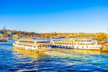 İstanbul 'daki Galata Köprüsü' nün yanındaki Karaköy iskelesindeki yolcu feribotları