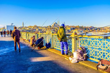 Galata Köprüsü 'ndeki balıkçı kuyruğu Altın Boynuz, İstanbul ve Türkiye' de balık yakalıyor