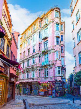 İSTANBUL, TURKEY - 13 Ocak 2015: Beyoğlu 'ndaki Büyüleyici Galip Dede Caddesi, ağaçlar ve çok sayıda dükkan, 13 Ocak' ta İstanbul 'da