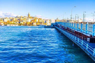 Arka planda Altın Boynuz Koyu ve Bayoğlu 'ndaki Galata Köprüsü, İstanbul, Türkiye