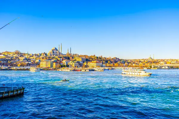 İstanbul 'un Fatih ilçesinde Süleyman Camii ve Haliç Körfezi manzarası