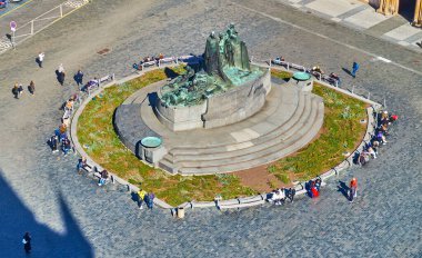 Prag, Prag 'daki Stare Mesto' da bulunan Eski Şehir Meydanı 'nın (Staromestske namesti) ortasında bulunan etkileyici Jan Hus Anıtı