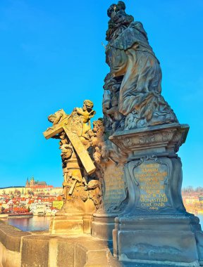 Vltava Nehri ve Prag Şatosu 'na karşı Charles Köprüsü' nde Aziz Vitus Katedrali, Prag, Çek Cumhuriyeti 'nde bulunan ortaçağ Madonna ve Aziz Bernard heykeli.