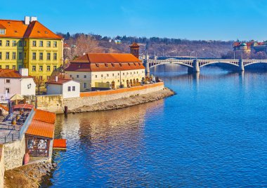 Arka planda tarihi konutları, Cech Köprüsü ve Letna Tepesi olan ortaçağ Mala Strana mahallesinin manzarası, Prag, Çek Cumhuriyeti
