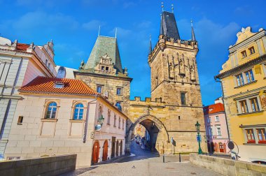 Oyulmuş Gotik Mala Strana Köprüsü Kulesi Mala Strana, Prag ve Çek Cumhuriyeti 'nin yoğun şehirleri arasında yer alıyor.