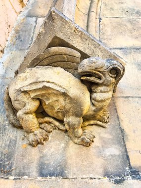 Oyma Ortaçağ ejderha mağarası, Charles Köprüsü 'nün kemerini destekliyor, Prag, Çek