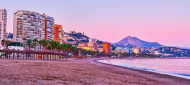 Costa del Sol 'un göbeğinde yer alan ve İspanya' nın Malaga kentindeki tatilciler arasında ünlü manzara günbatımı sahili.